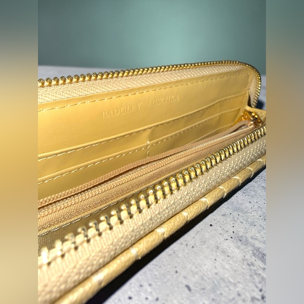 Badgley Mischka Quilted Zip Around Wallet Gold Champagne Logo Wallet - EUC ✨ - Picture 6 of 10